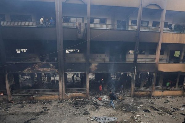 Mueren diez personas en un bombardeo de Israel a una escuela que alojaba a desplazados en el norte de Gaza