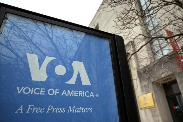 Un juez ordena al Gobierno de EEUU volver a contratar al personal de Voice of America y otros medios estatales