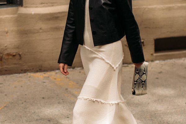 Los 5 vestidos de Zara que te visten bien en un solo gesto de la mañana a la noche (y cómo debes combinarlos)
