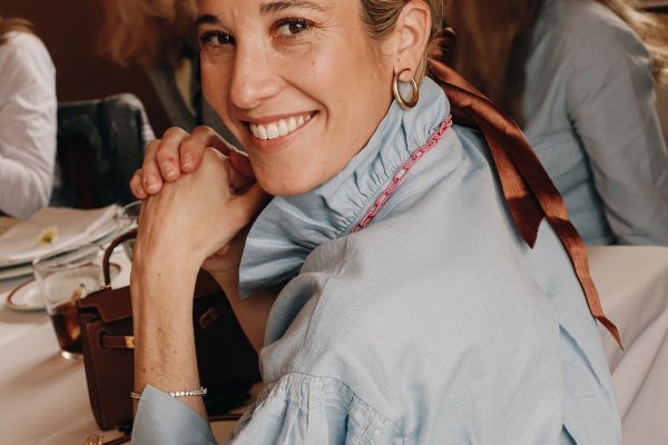 Cómo acertar siempre en un evento del día: una de nuestras invitadas más elegantes tiene el pantalón de lino infalible