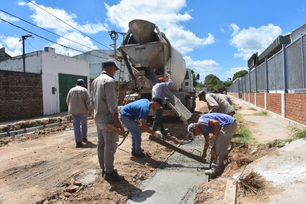 OBRAS! La Provincia abre un nuevo frente de cordón cuneta en el barrio Pirayuí