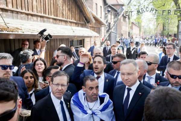 Rehenes de Hamás se unen a la Marcha de los Vivos para conmemorar los 80 años de la liberación de Auschwitz