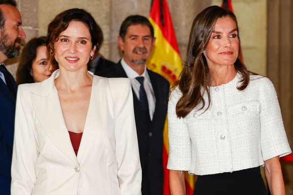 La reina Letizia e Isabel Díaz Ayuso o cómo llevar la prenda clave de la primavera de forma tan distinta