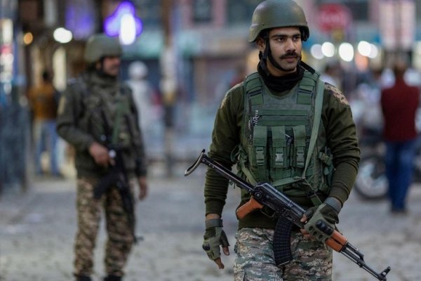 India y Pakistán intercambian disparos en la frontera de Cachemira