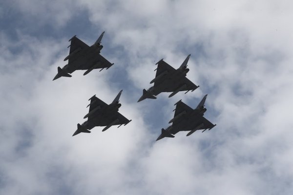 FUNERAL! El impresionante despligue de aviones de combate y un destructor para la seguridad del Papa Francisco