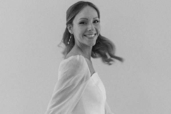 La novia manchega diseñadora que creó su romántico vestido junto a una de sus mejores amigas