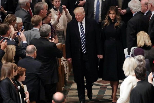 ¿Por qué Trump se sentará en segunda fila en el funeral del Papa y Biden presenció el de la Reina Isabel II desde la 14?