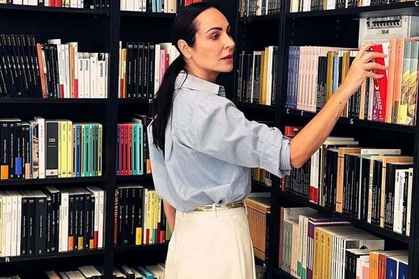 Ana Milán lleva las bermudas del momento combinadas con la maestría de una experta en moda