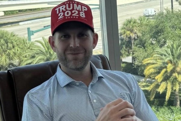 Los Trump entran de lleno en la campaña para un tercer mandato: su hijo Eric posa con una gorra para 2028