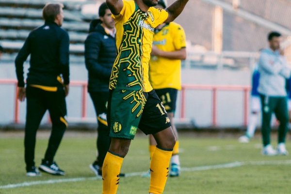 Aldosivi se hizo fuerte de local ante Banfield y salió del fondo