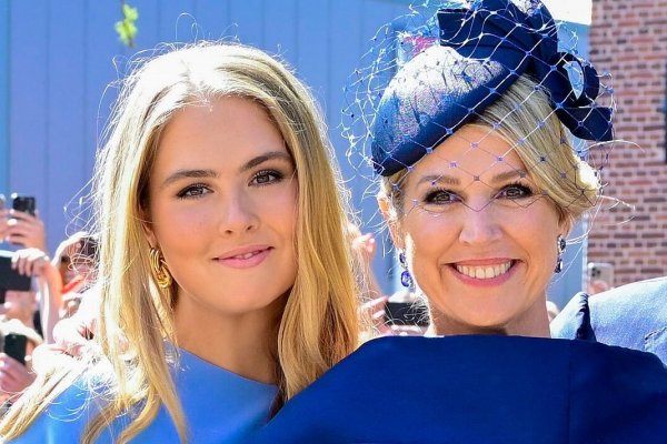 La Reina Máxima y su hija, la princesa Amalia, eligen el color azul para celebrar el cumpleaños del Rey de Holanda