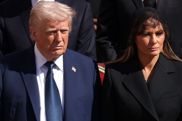Melania Trump en el funeral del Papa Francisco. Hoy es su cumpleaños