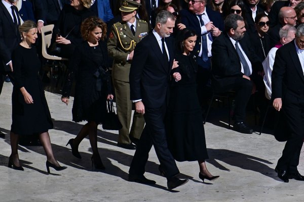 La Reina Letizia con mantilla y joya de pasar en el funeral del Papa Francisco