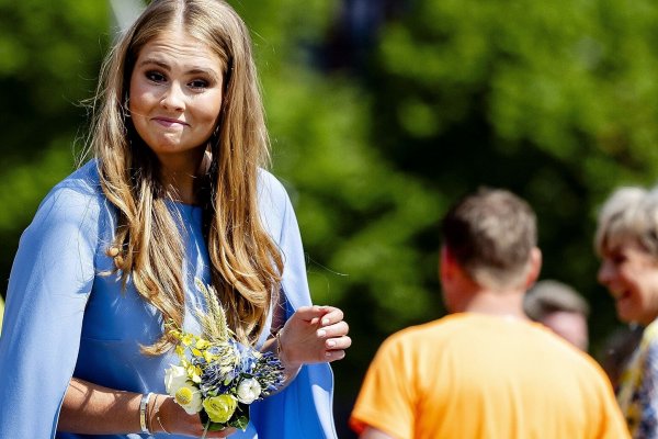 El vestido de invitada de la princesa Amalia de Holanda es tendencia y la mejor opción para tu próxima boda de día