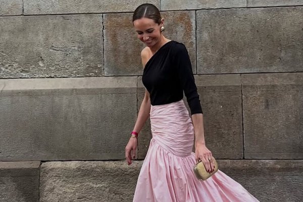 La invitada con falda larga del color tendencia que ha sido mucho más elegante que las que eligieron vestido