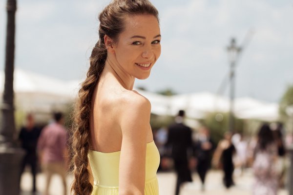 Como experta en moda, mi compra en Zara del mes de mayo será un vestido color mantequilla inspirado en el desfile de Prada