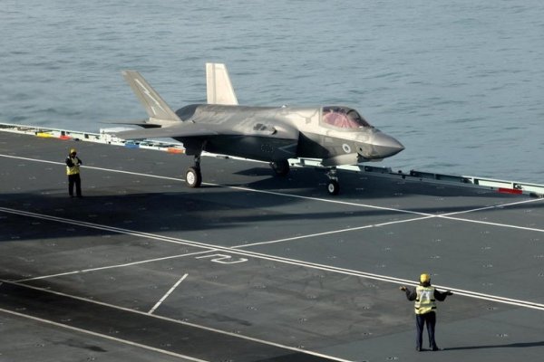 Un caza de Estados Unidos se cae por la borda de un portaaviones que intentaba huir de un ataque hutí