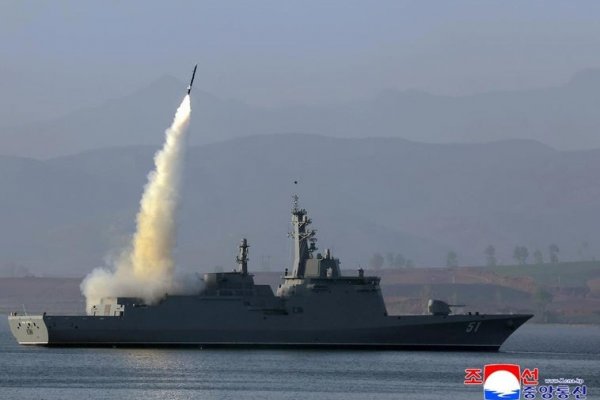Corea del Norte presenta su nuevo buque de guerra con pruebas de fuego real
