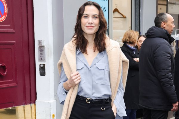 Alexa Chung me ha inspirado para cambiar mi armario abarrotado por un vestidor inteligente y bien construido