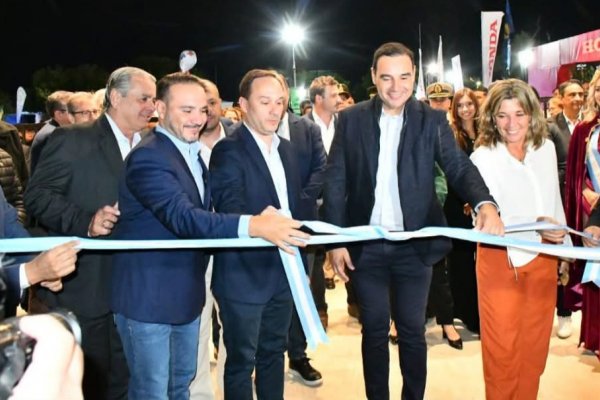 FIESTA DEL SURUBÍ! Valdés entregó 200 millones al municipio de Goya para gastos de organización