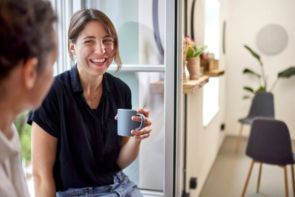 Cómo cortar una conversación sin ser borde y sin culpa, por la experta en comunicación Aurora Michavila