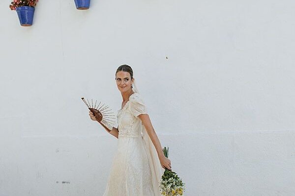 La novia romántica con velo rosa que parece sacada de la novela ‘Cumbres borrascosas’
