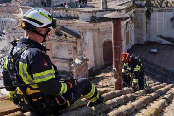 VATICANO! Bomberos han instalado la chimenea que anunciará la elección del nuevo Papa.