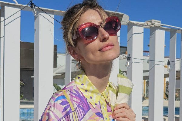 Alejandra Domínguez y su look colorido el día del apagón, con las Mary Jane que no te vas a quitar en todo el verano