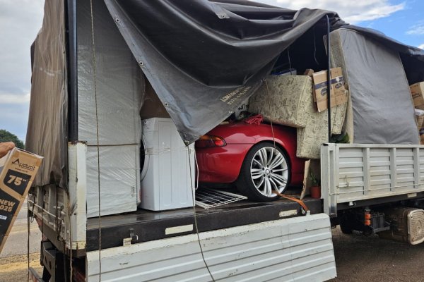 IMÁGENES! Descubrieron en Corrientes un auto deportivo en un camión de mudanzas