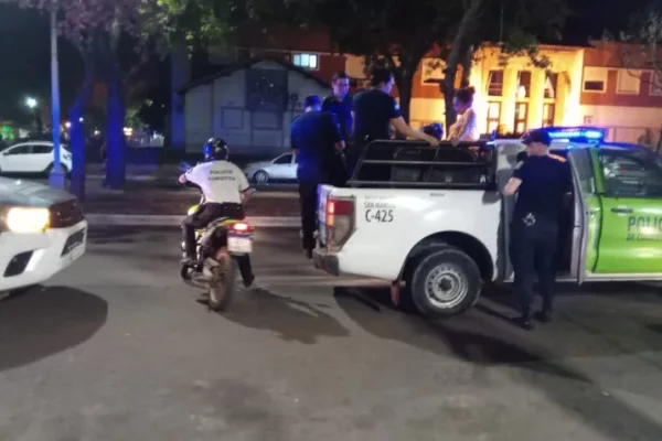OTRA PERSECUCIÓN! Policías agredidos por vecinos para salvar a un ladrón
