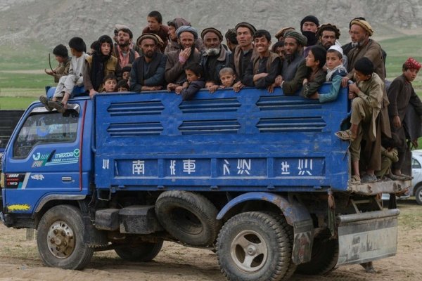 El infierno de los afganos: expulsados de Pakistán y vuelta al peligro talibán