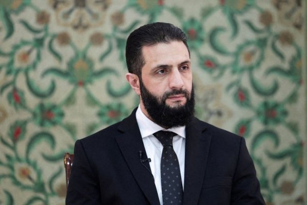 ¿Por qué usa un traje de talla más grande el nuevo presidente de Siria?