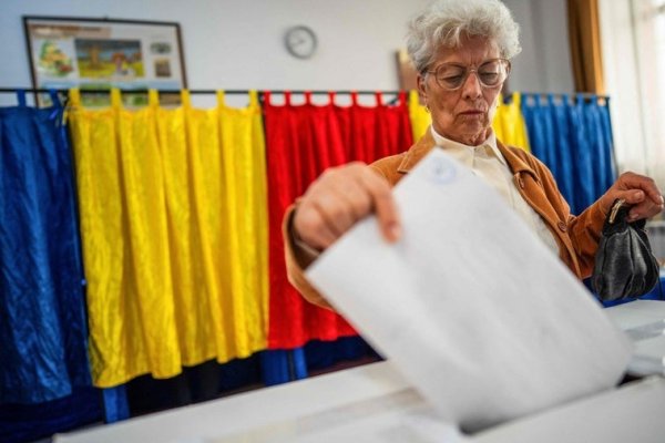 Los rumanos acuden a votar en la repetición de las presidenciales, pero con una participación más baja