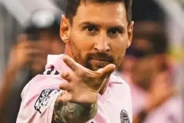 El gesto de Lionel Messi cuando recibió una camiseta de River