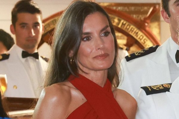 Las alpargatas de fiesta con las que la reina Letizia convierte su look de noche en pura tendencia