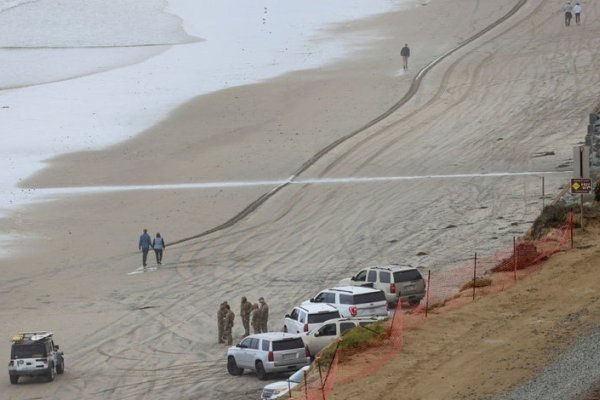 Tres muertos y siete desaparecidos al volcar un barco en California