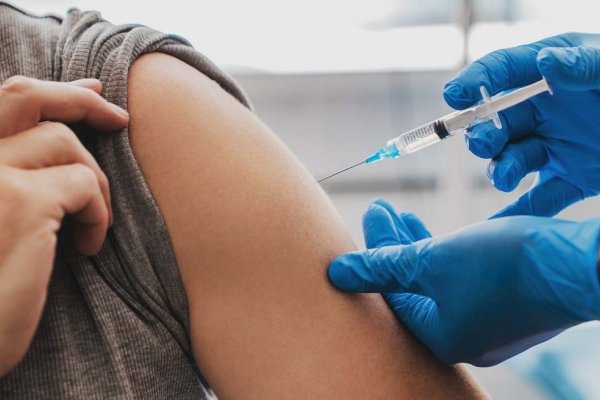 VACUNATE CHAMIGO! Quiénes deben recibir la vacuna antigripal y refuerzos Covid-19