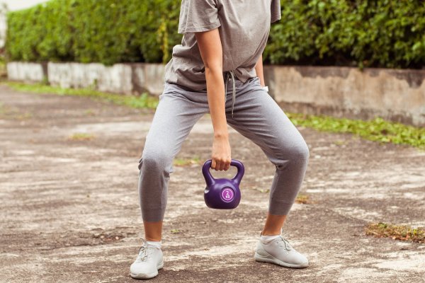 ¿Qué es la caminata del granjero? El ejercicio para aumentar tu fuerza y equilibrio a partir de los 50 años