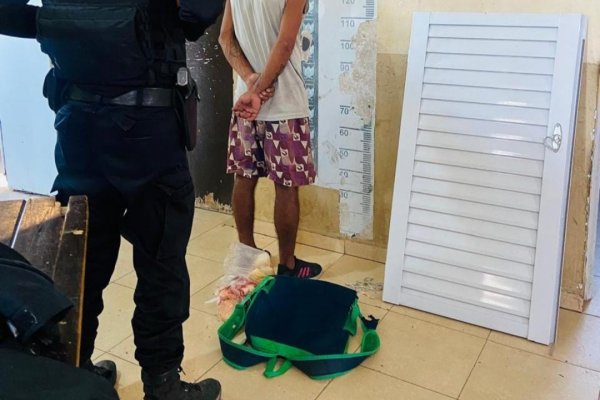 REINCIDENTE! Le agarraron con parte de una ventana por la calle