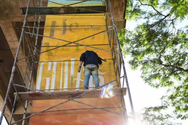 “Relatos del Iberá”! Chamamé y muralismo fusionados sobre las columnas del puente Belgrano