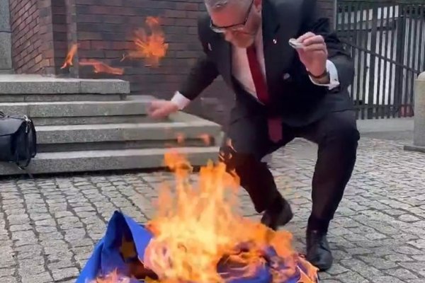 Un eurodiputado polaco arranca la bandera de la UE del Parlamento y la quema: «¡Abajo el eurocomunismo!»