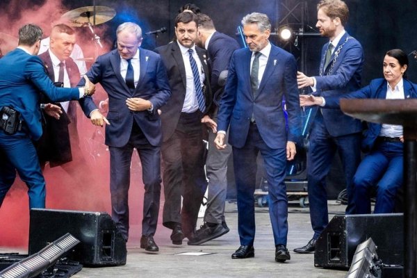 Donald Tusk y Dick Esjof, desalojados de un evento por el aniversario de la Segunda Guerra Mundial por el lanzamiento de bombas de humo