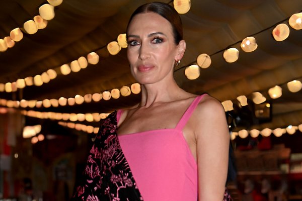 La invitada más elegante de la Feria de Abril ha sido Nieves Álvarez con un vestido del color más favorecedor