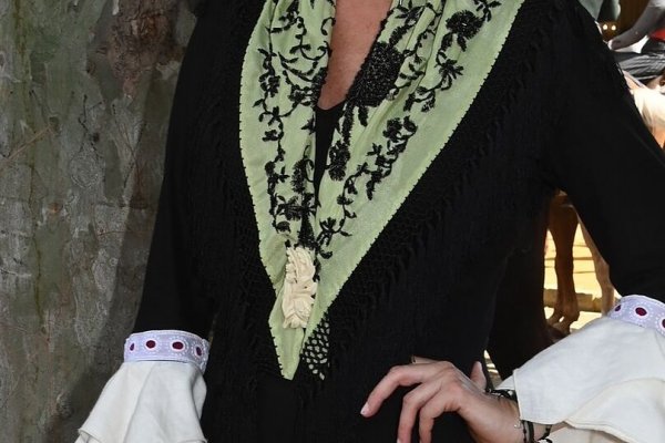 Lourdes Montes, impresionante con un vestido diseñado por ella misma en la Feria de Sevilla, a menos de un mes de dar a luz