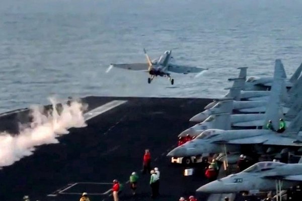 Un caza de EE.UU. cae al mar Rojo tras fallarle los frenos cuando aterrizaba en el portaaviones: es el segundo en 10 días