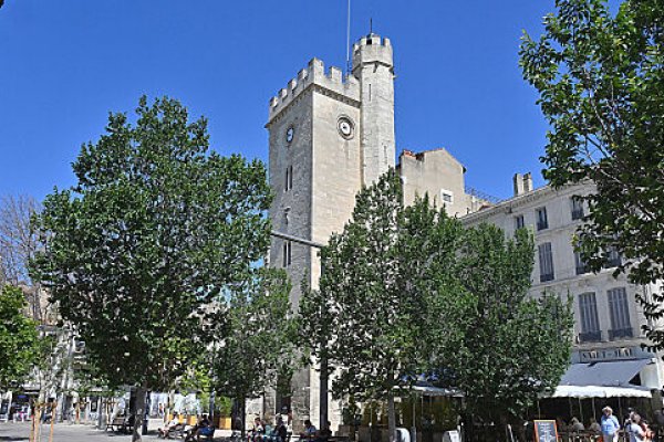 El precioso pueblo de la Provenza del que Louis Vuitton se ha enamorado, se llega en tren desde Madrid y fue hogar de varios papas