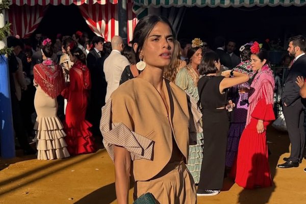 Un diez para la invitada que fue a la Feria de Abril con el traje de chaqueta que es perfecto para una boda de mañana
