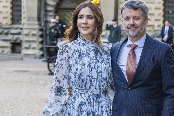 Mary de Dinamarca y un mismo vestido de invitada (inspiración Kate Middleton) para dos eventos el mismo día