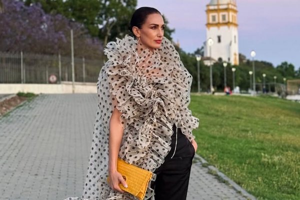Entre todos los vestidos de la Feria de Abril, Nieves Álvarez ha sido la más elegante con pantalón y una blusa de lunares