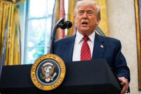 Trump llama «tonto» al presidente de la Fed tras la decisión de mantener los tipos de interés